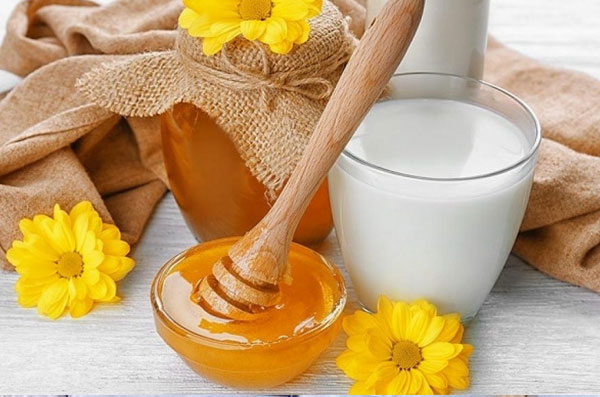 استفاده از شیر و عسل باعث از بین بردن لک های پوست میشود