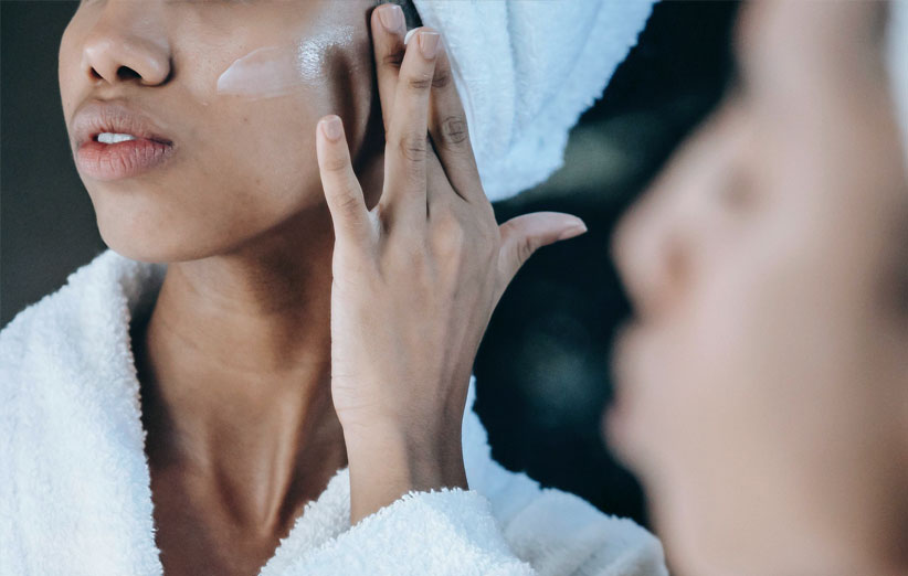 عوارض و فواید استفاده از کرم روشن کننده برای پوست صورت و بدن خانم ها